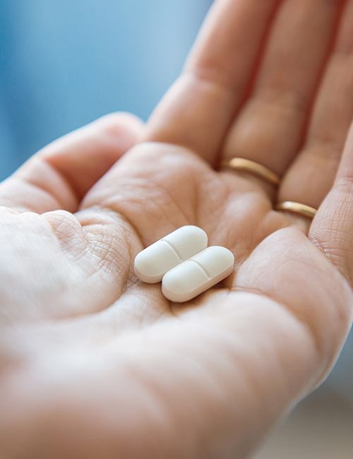 Patient holding antibiotic therapy pills