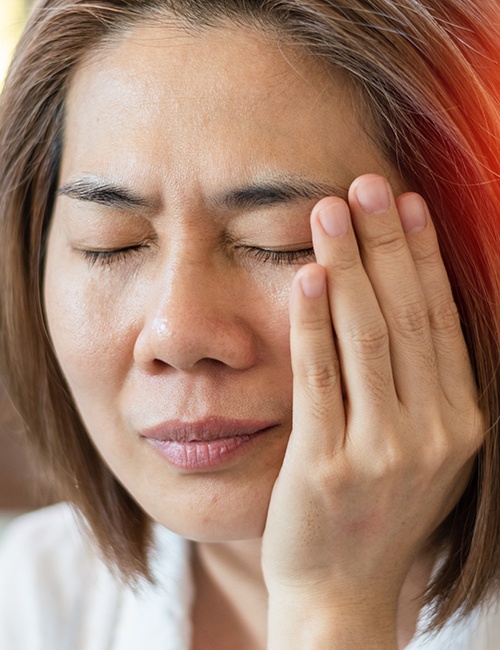 Woman with jaw pain